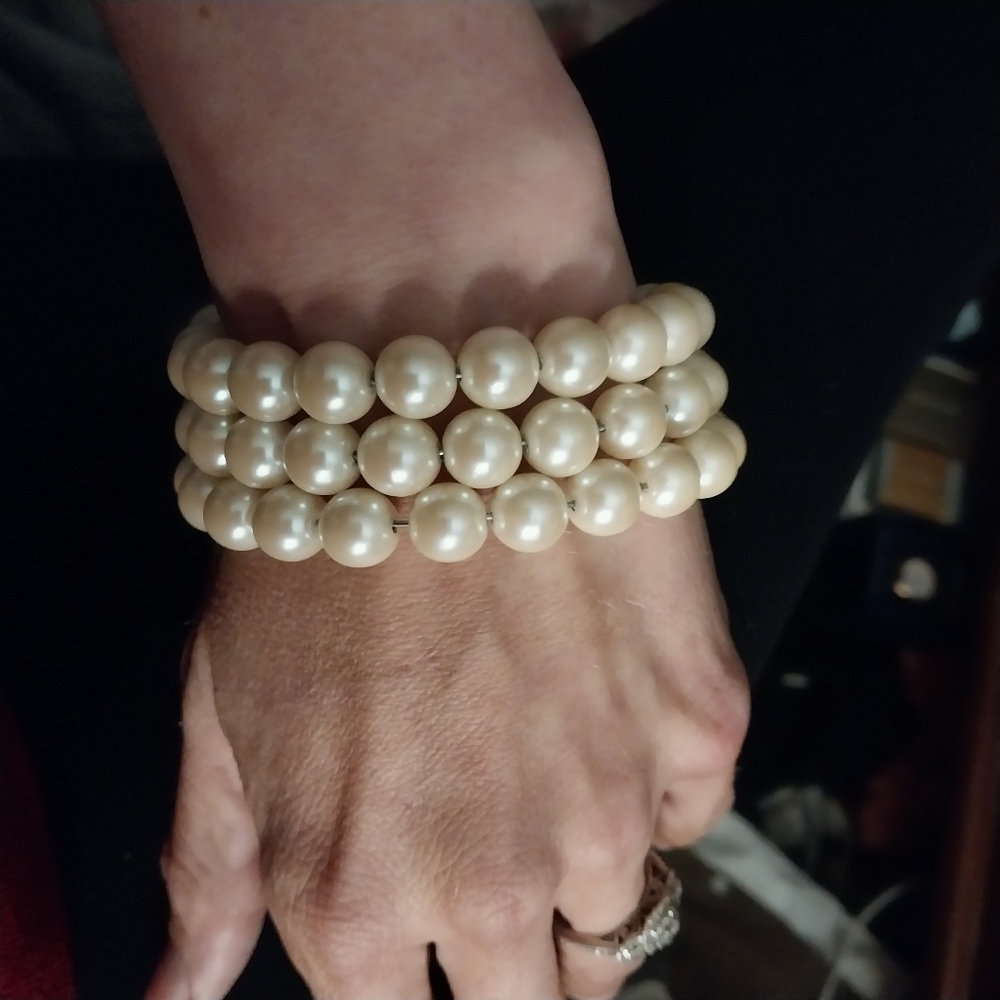 Vintage AVON 1992 pearlesque wrap bracelet